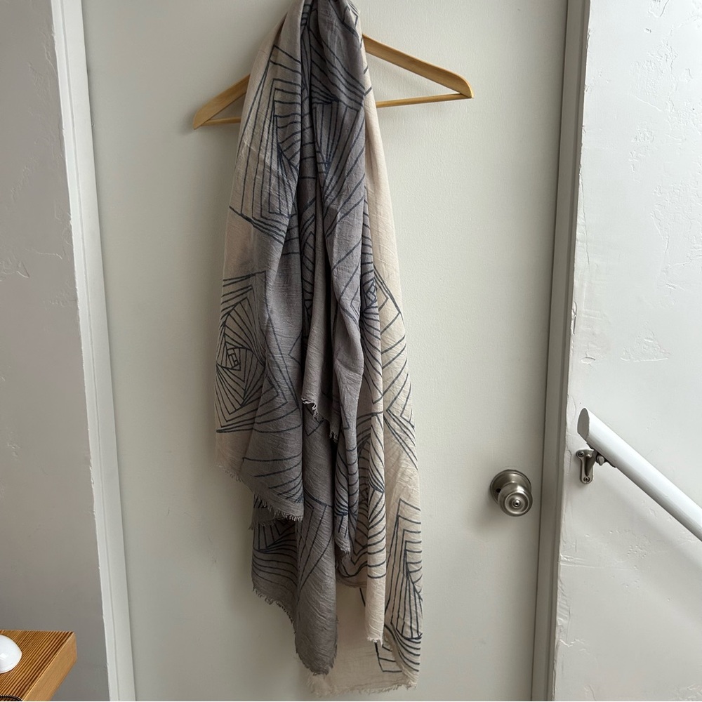 Lightweight Geometric Pattern Scarf